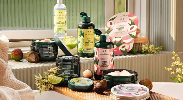 The Body Shop tuotteita ikkunalaudalla auringonpaisteessa